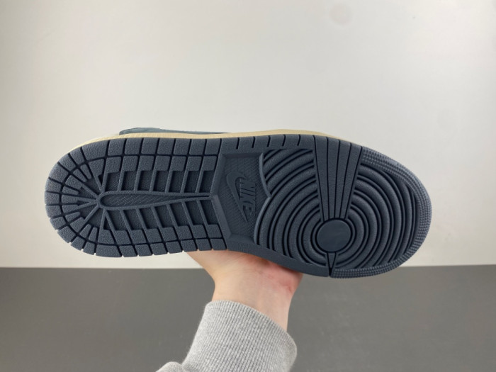 Travis Scott x Air Jordan 1 DZ4137-700