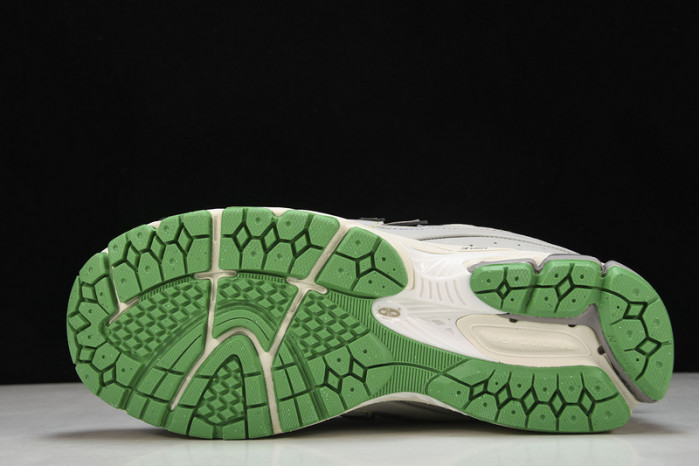 New Balance yeeshoes   ML2002RGD