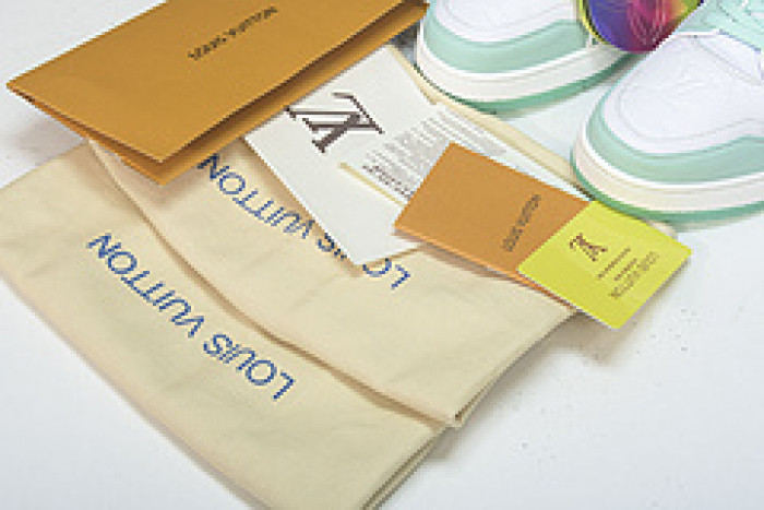 LV SNEAKER LOW YEE-008