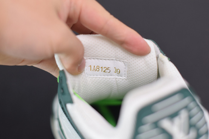 LV SNEAKER LOW YEE-001